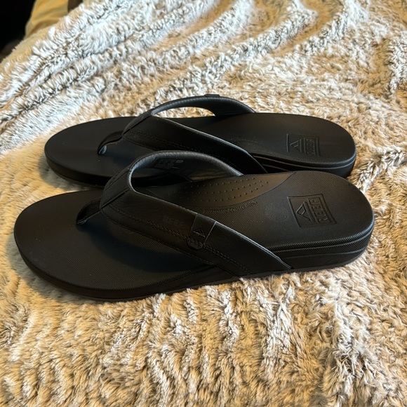 Black Reef flip flops. Too big for me. Worn once. - Picture 3 of 3